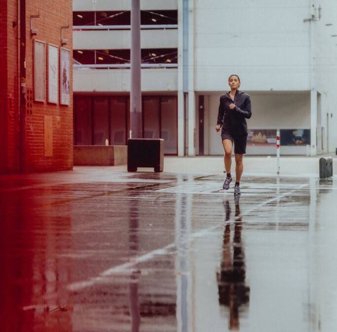 Mai ies la alergat dacă plouă?